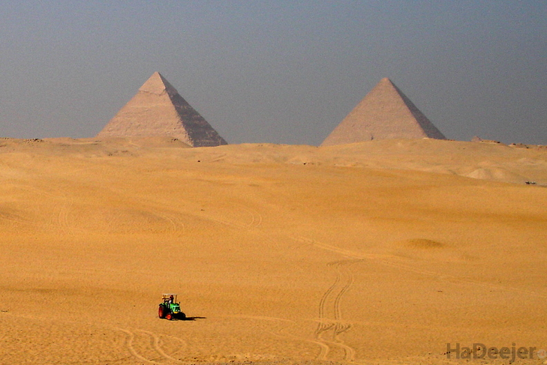 Egypt - Piramide tractor.jpg